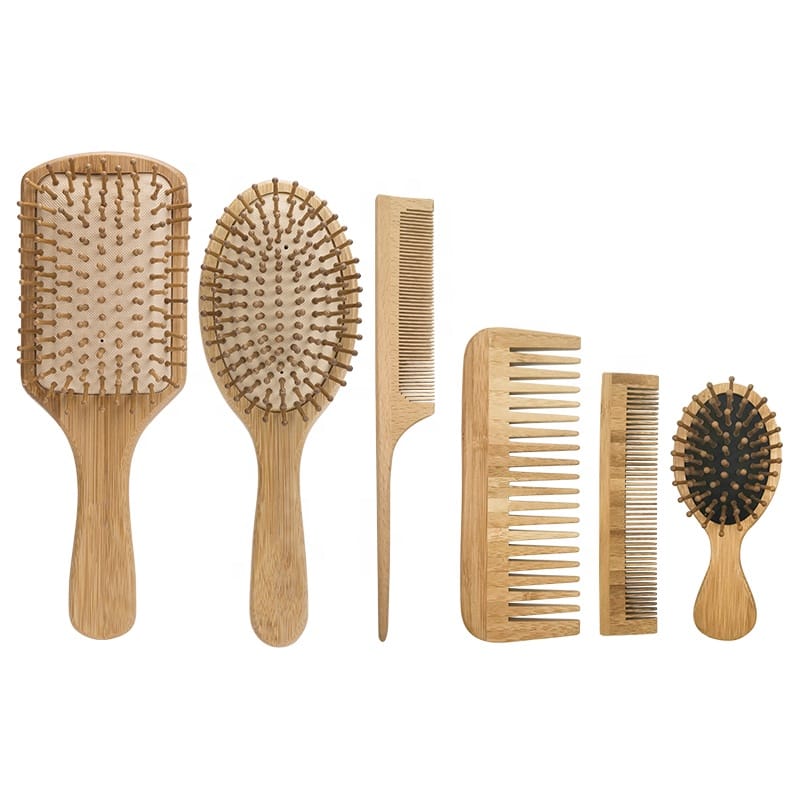 Ensemble de peignes et brosses en bois.