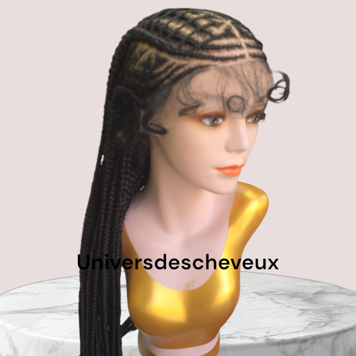 Perruque synthetique tressee a plat, sans noeuds avec tulle frontal et baby hairs.
