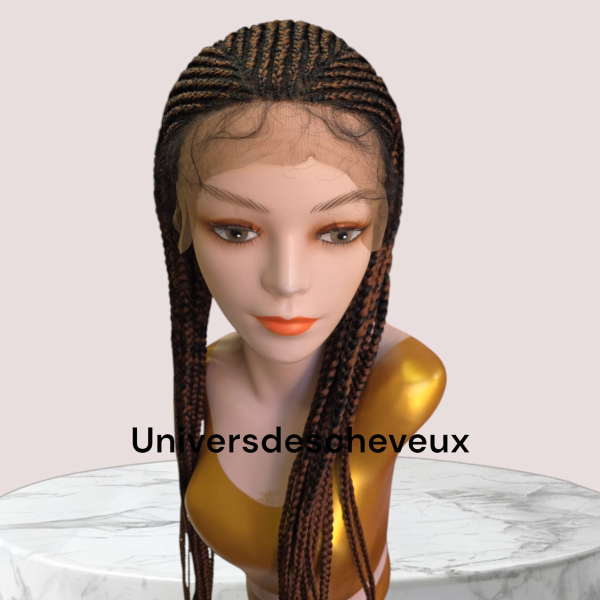 Perruque synthetique tressee a plat, sans noeuds, avec tulle frontal et baby hairs.
