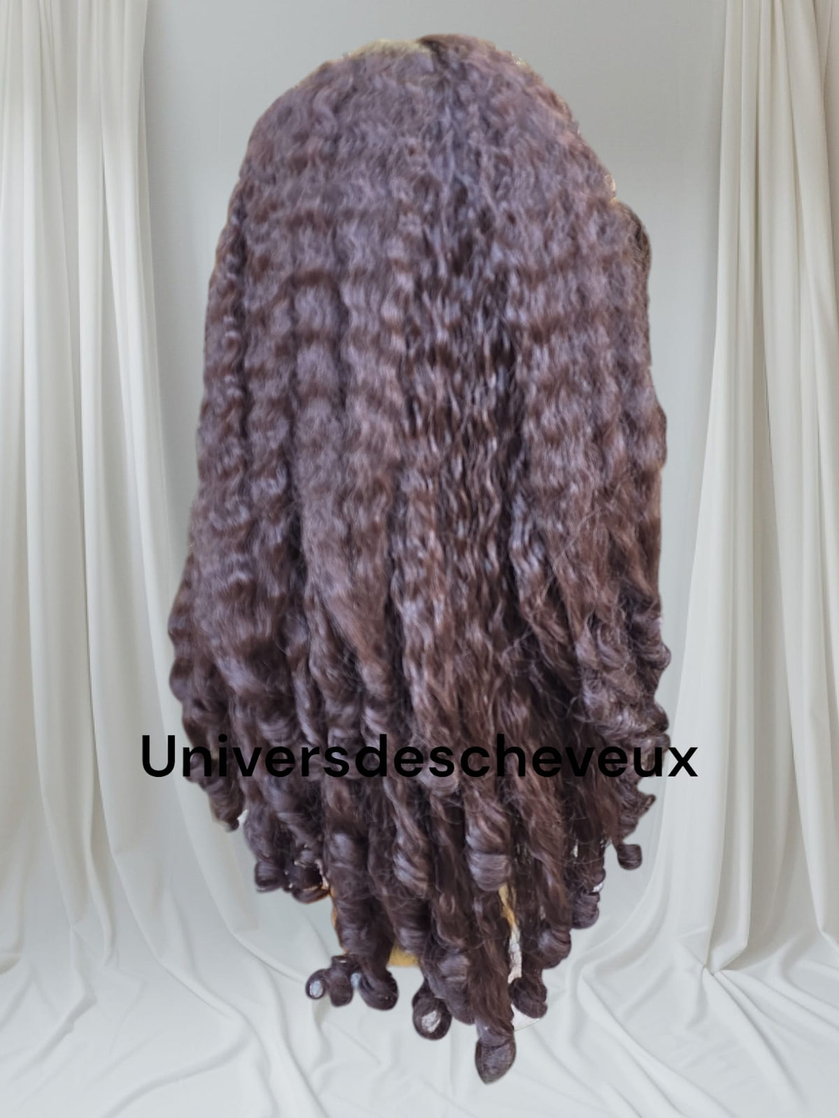 Perruque synthetique boucles yaki ondulee en spirale avec dentelle frontale et baby hair.