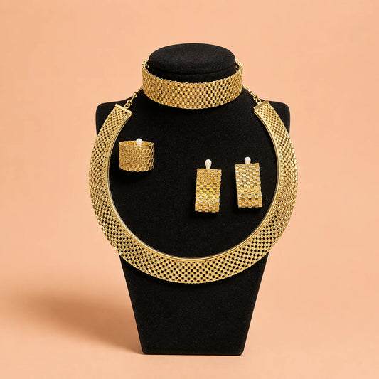 Parure de 4 bijoux tendance couleur or 18 carats.