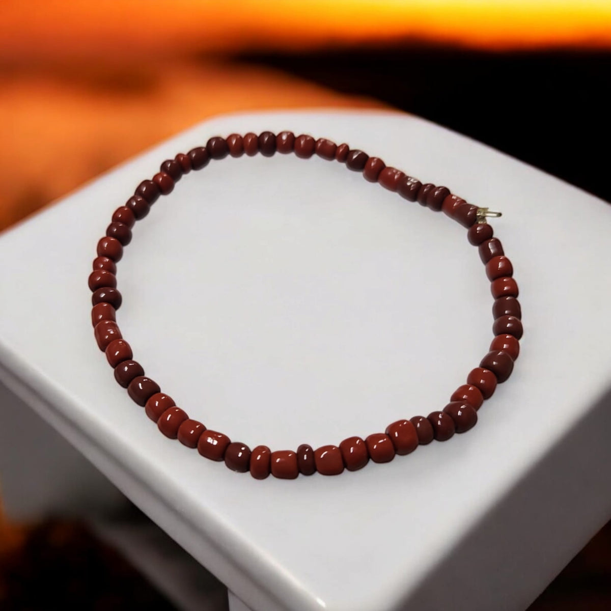 CORAL.    Bracelet en perles de corall et pierres rouges naturelles.