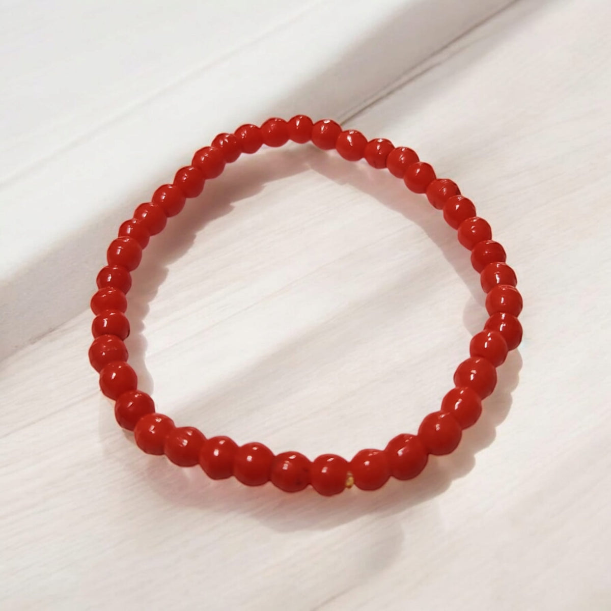 CORAL.    Bracelet en perles de corall et pierres rouges naturelles.