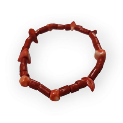 CORAL.    Bracelet en perles de corall et pierres rouges naturelles.