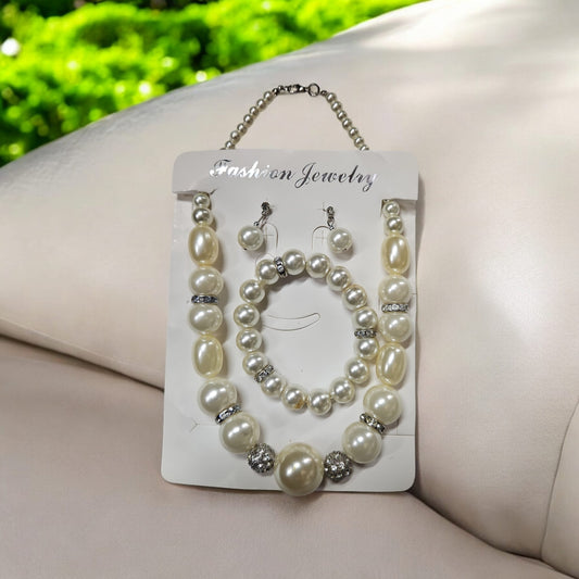 Parure 3 pieces en perles fantaisie grises et blanches.