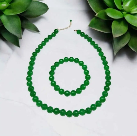 Parure de perles vertes  naturelle.
