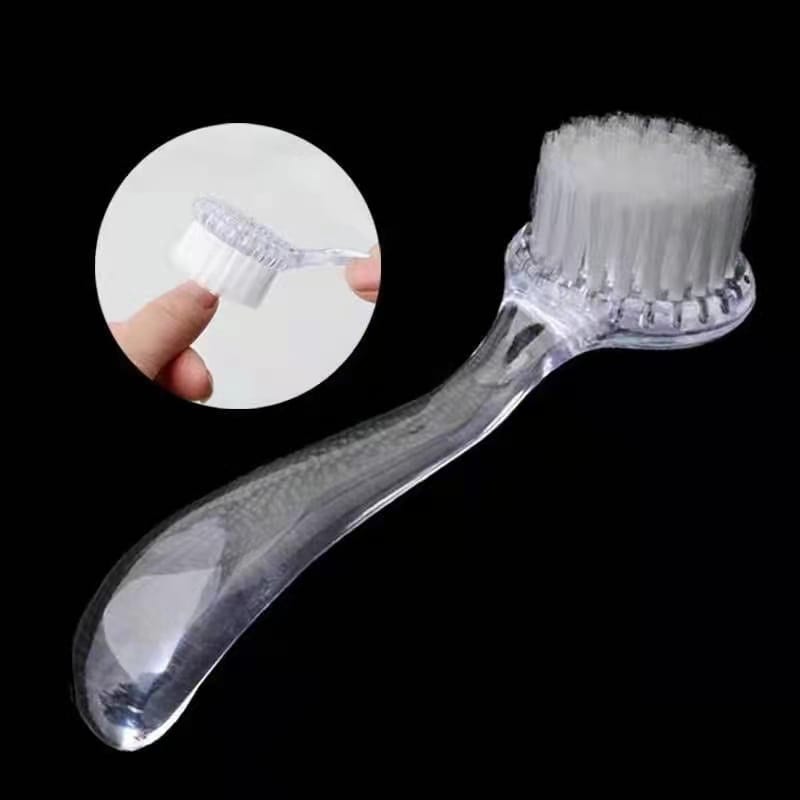 Brosse a ongles plastique.