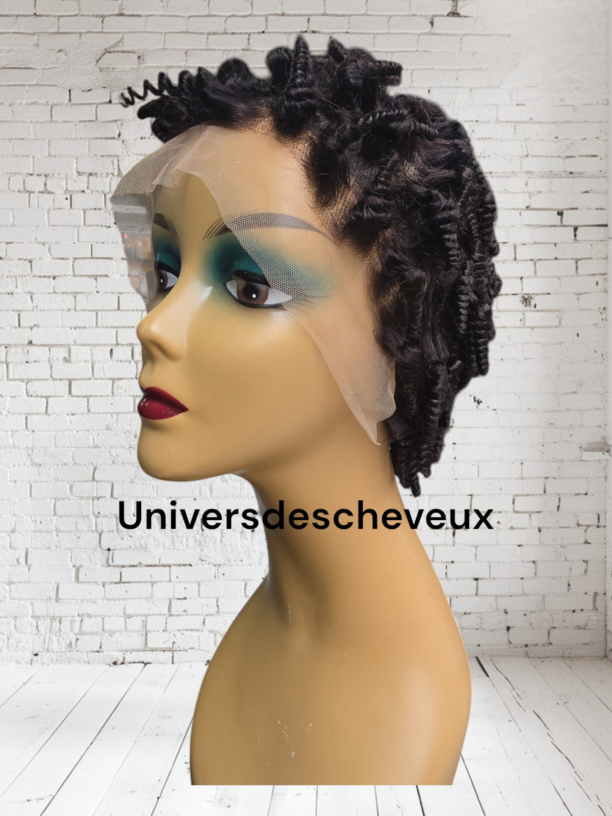 Perruque courte tressee en cheveux  semi-humains, transformable en afro.
