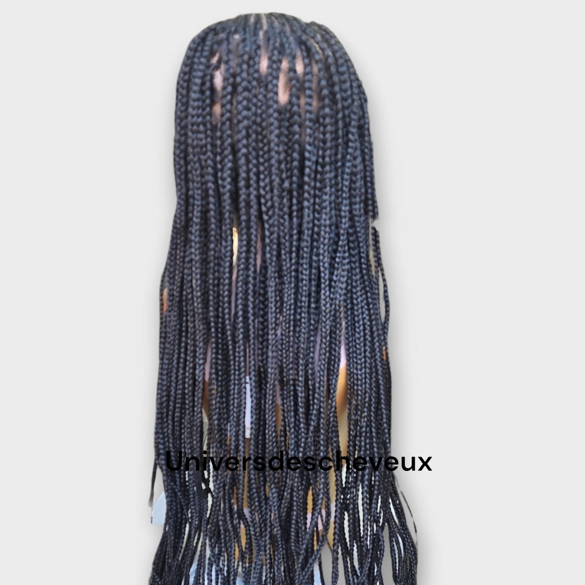 Perruque synthetique tressee plate (style  rastas) sans noeuds apparents, avec tulle frontal (lace front) et cheveux de bordure(baby hairs).