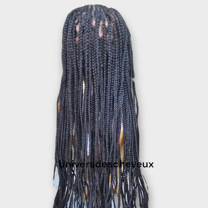 Perruque synthetique tressee plate (style  rastas) sans noeuds apparents, avec tulle frontal (lace front) et cheveux de bordure(baby hairs).