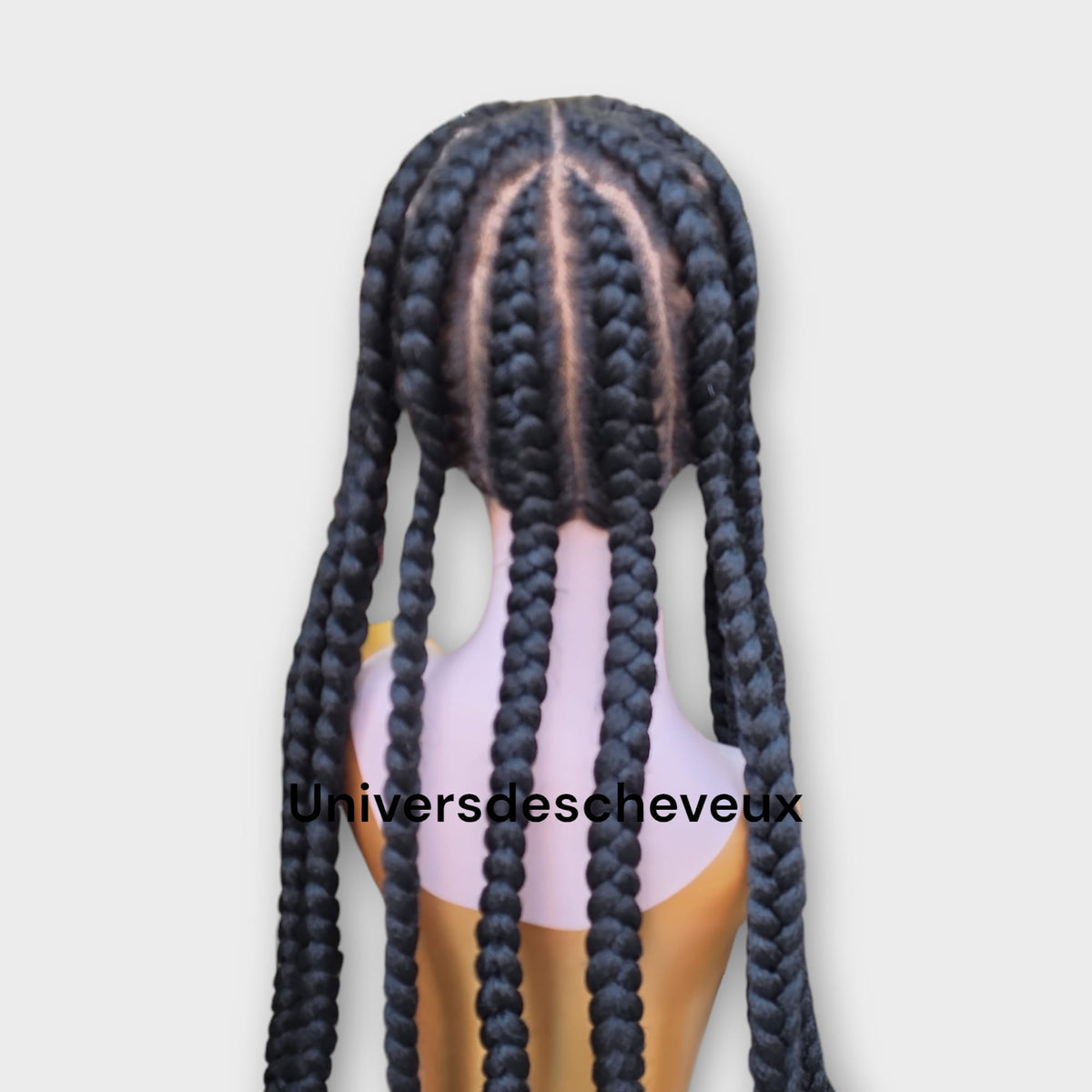 Perruque synthetique tressee plate  sans noeuds apparents, avec tulle frontal (lace front) et cheveux de bordure(baby hairs).