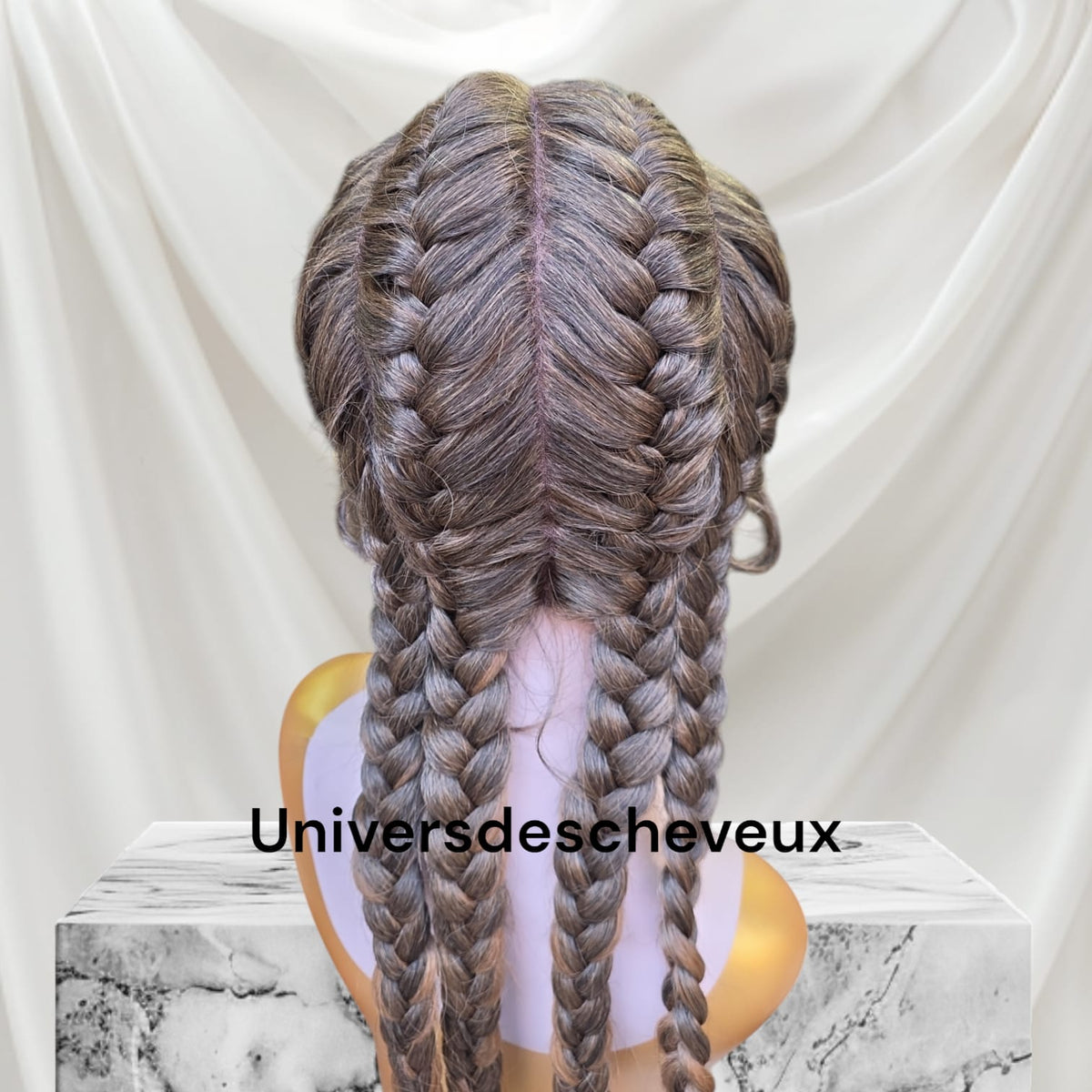 Perruque synthetique tressee plate  sans noeuds apparents, avec tulle frontal (lace front) et cheveux de bordure(baby hairs).